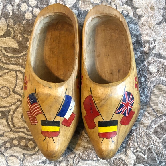 Vintage Wooden Shoes. Souvenir of Belgium. Hand Made Painted with European Flags - Picture 1 of 10
